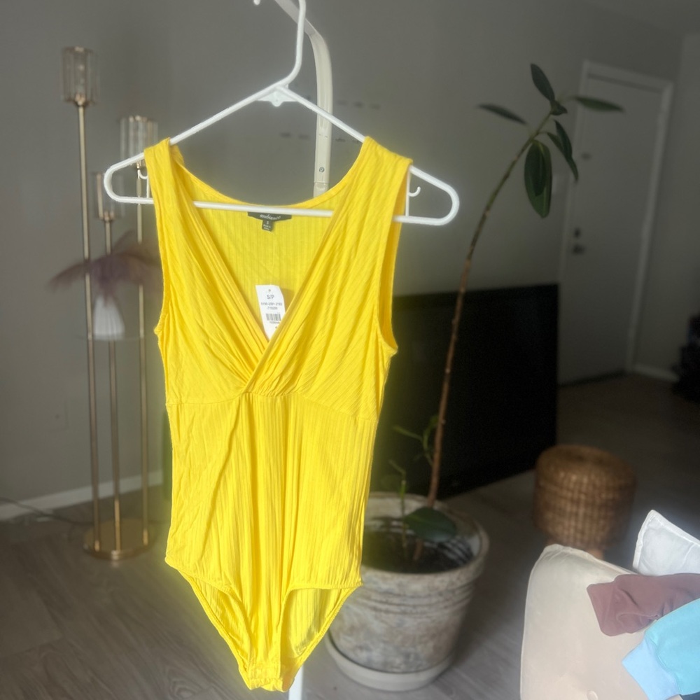 🌞 Sunshine Glow Bodysuit – Sleeveless V-Neck in Golden Yellow | S/P